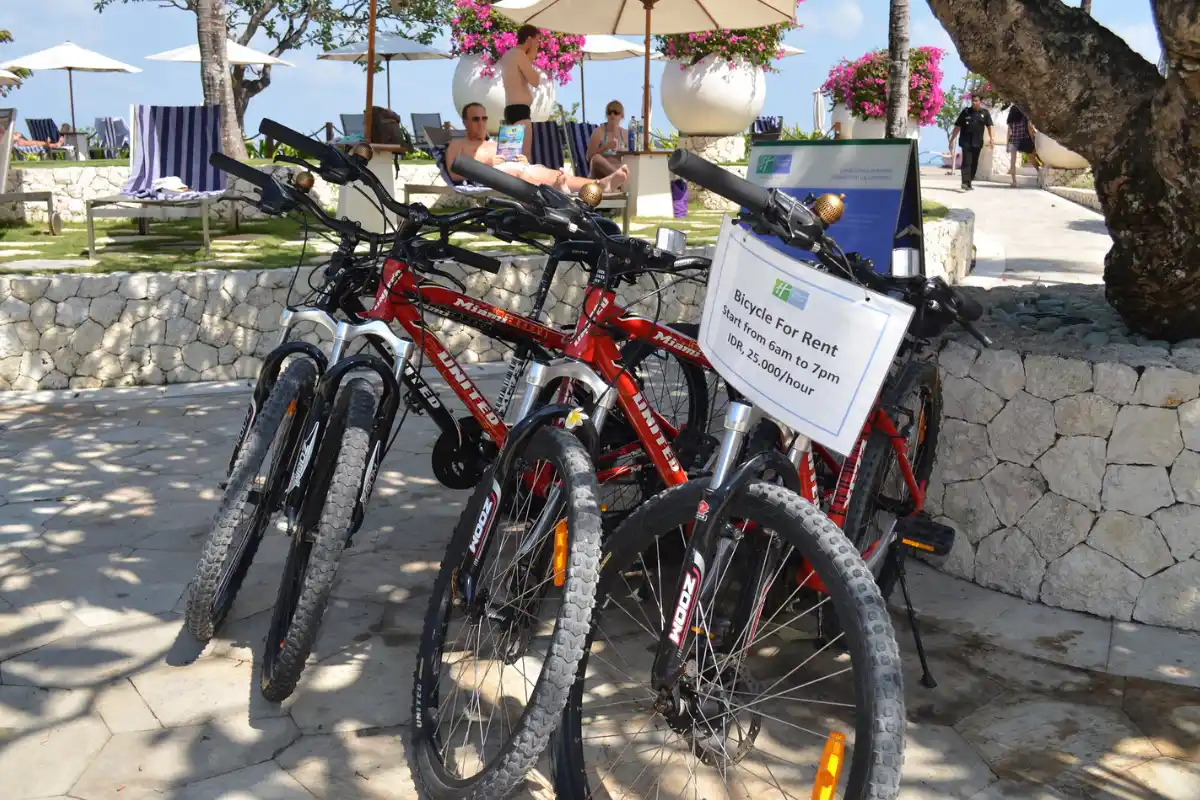 Bicicletas aparcadas en Bali, listas para recorrer la isla de manera ecológica.