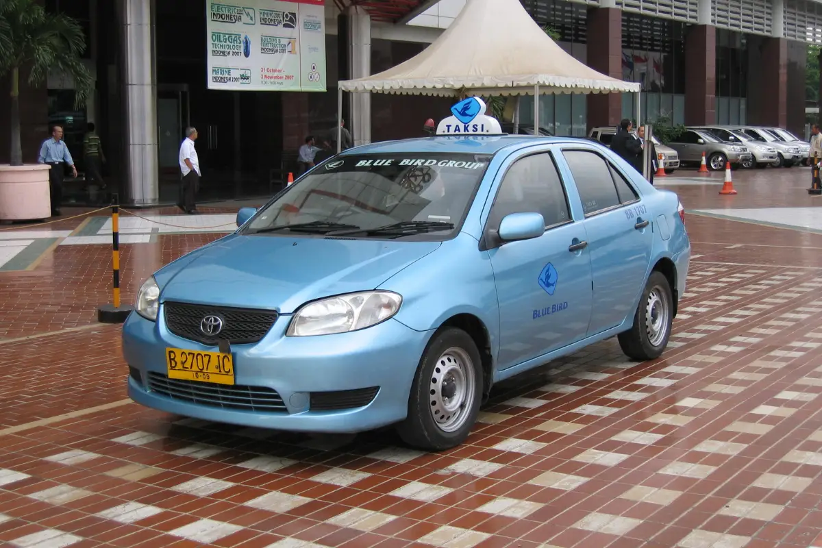 Un taxi Blue Bird en Bali, una opción confiable para moverse por la isla.