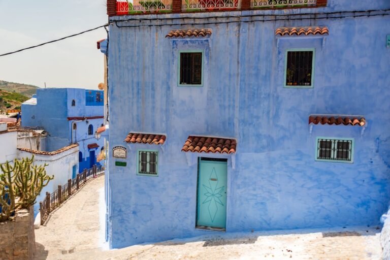 Calles azules de la medina de Chefchaouen al amanecer