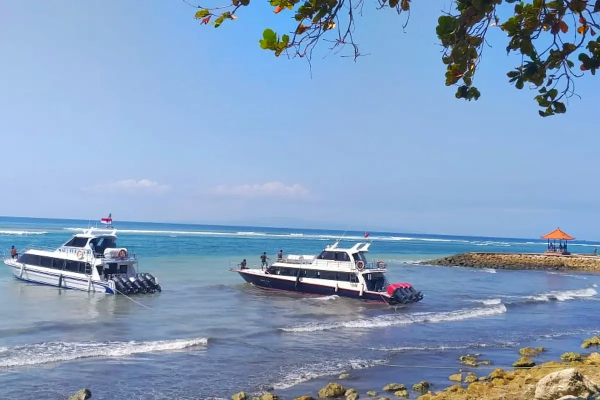 Un kapal cepat en el puerto de Sanur, Bali, con destino a Nusa Penida