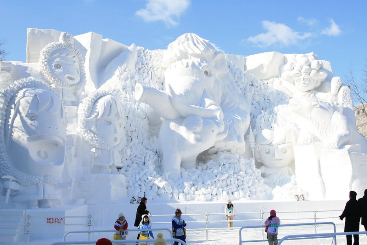 Escultura de hielo en el Sapporo Snow Festival, un evento invernal clave al decidir cuándo viajar a Japón.