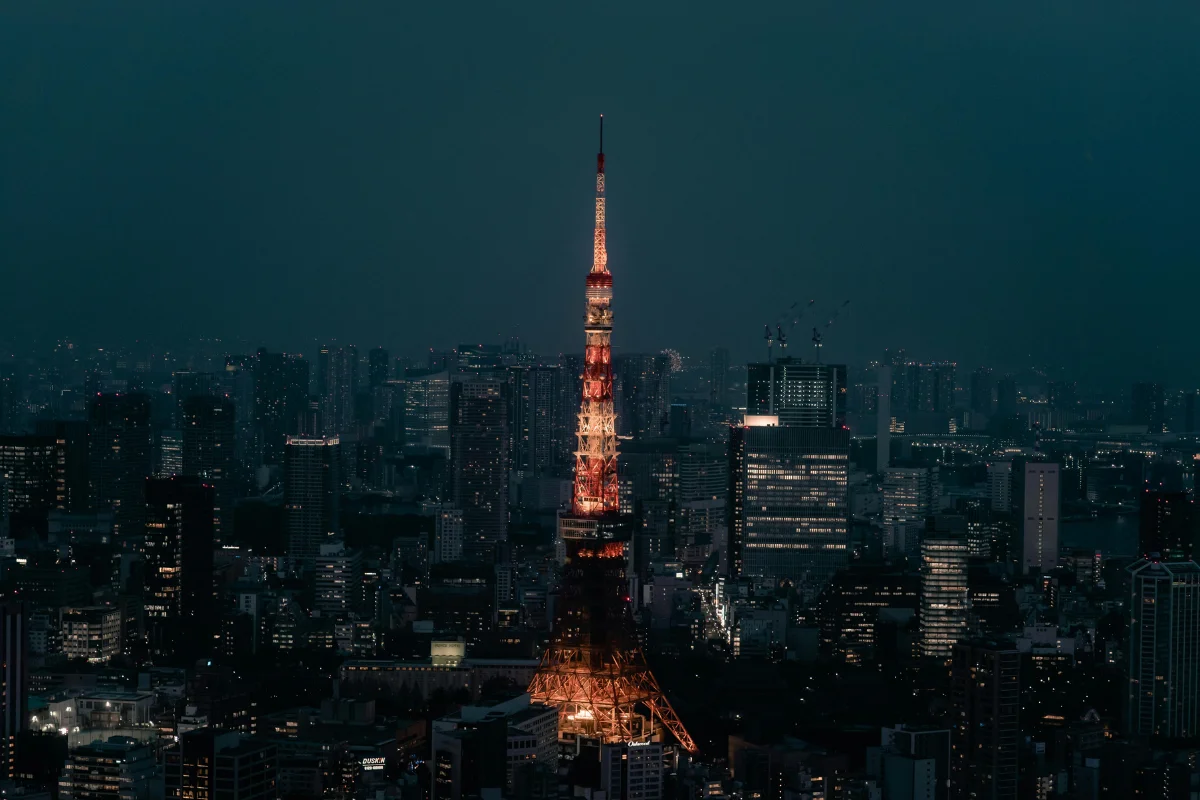 La Torre de Tokio iluminada de noche, un ícono que visitar al calcular cuánto cuesta un viaje a Japón.