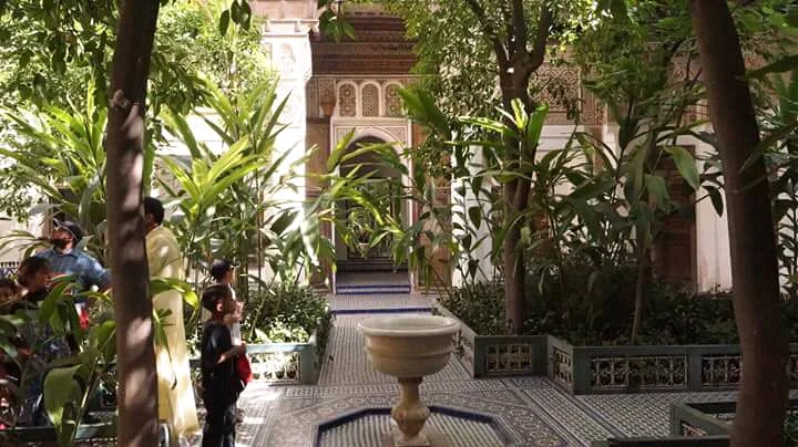 interio-de-un-riad-en-marrakech-uno-de-los-mejores-sitios-donde-dormir-en-marrakech.webp