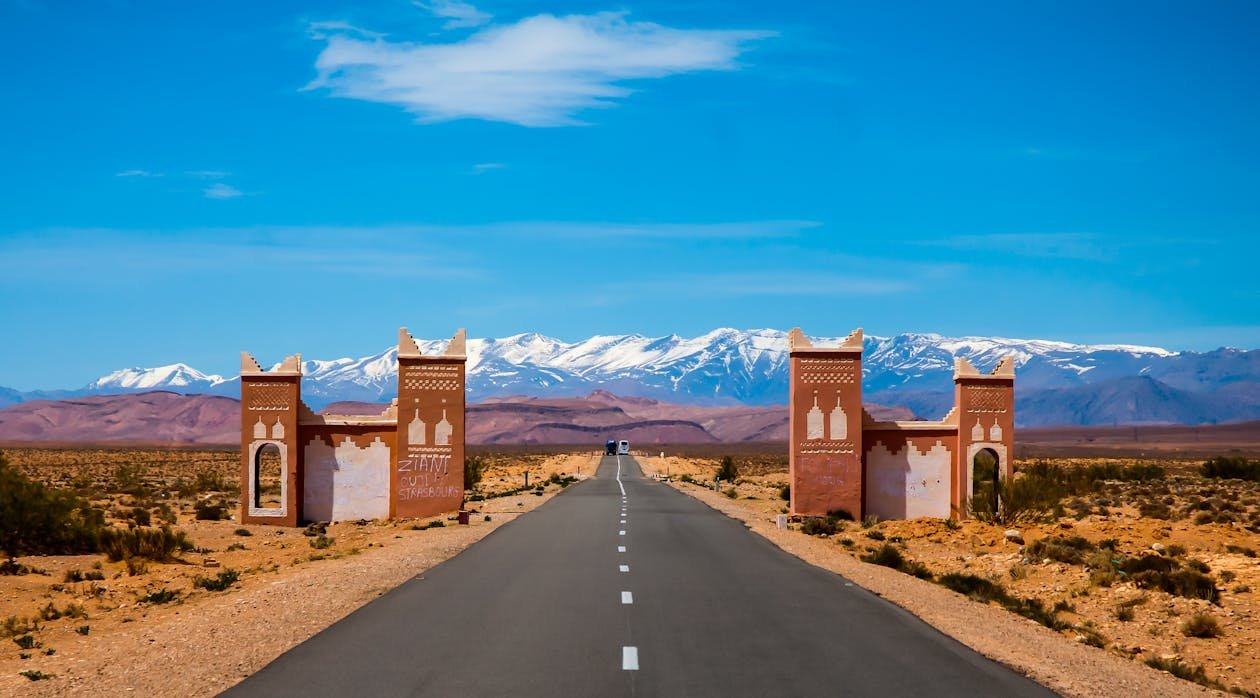 Carretera a través del Alto Atlas en la ruta desde Marrakech al Sahara