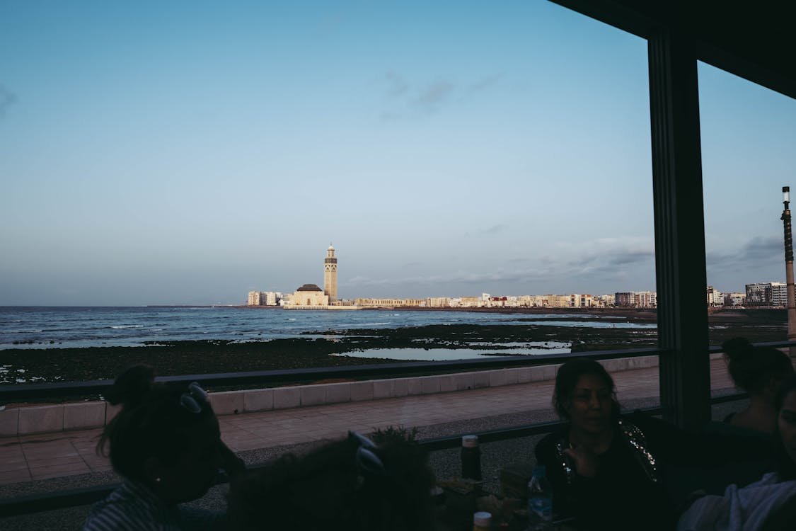 Skyline de Casablanca con sus modernos edificios junto al mar