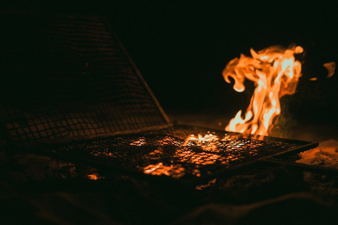 Campamento en el desierto del Sahara con hoguera y cielo estrellado
