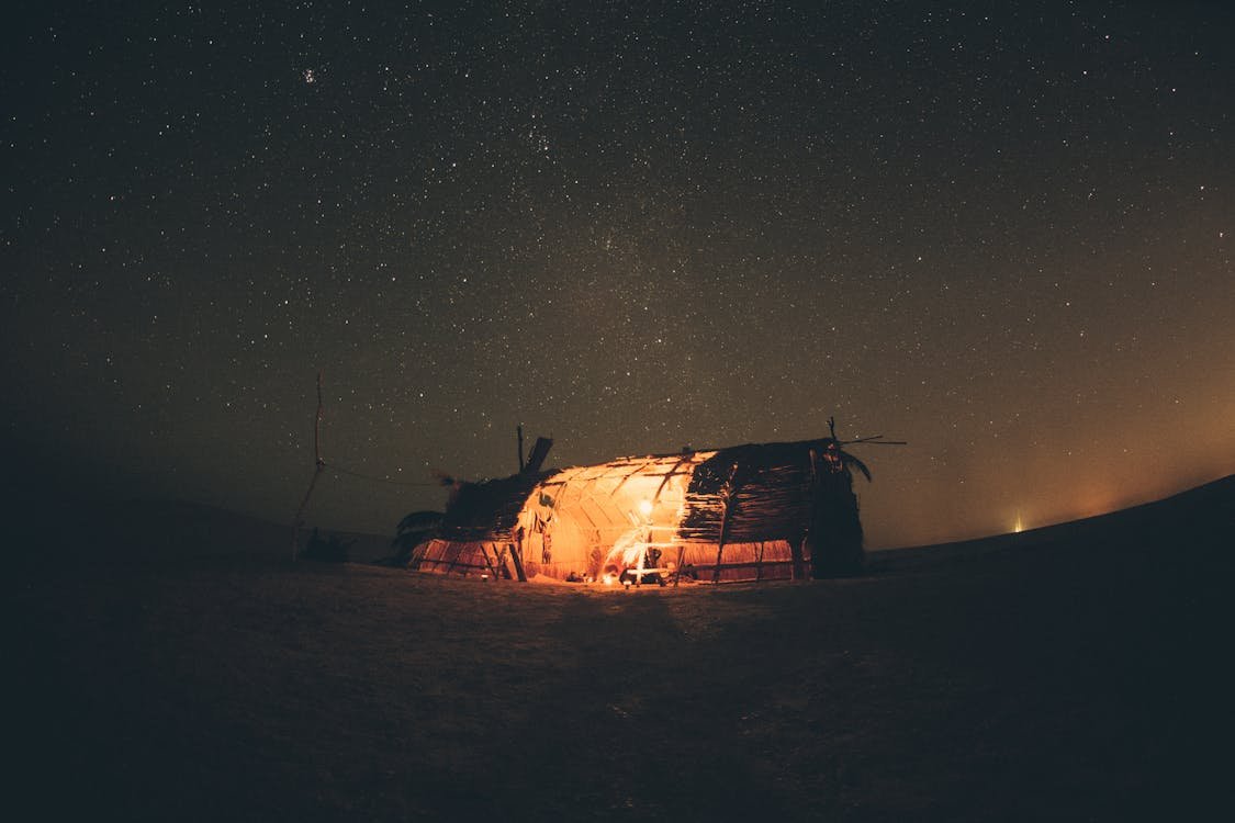Campamento en el desierto del Sahara en Merzouga con cielo estrellado