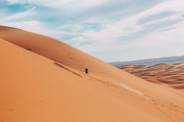 Dunas de arena del Sahara en Merzouga, Marruecos, al atardecer
