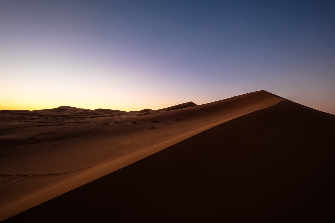 Dunas doradas del Sahara al atardecer en la excursión desde Marrakech