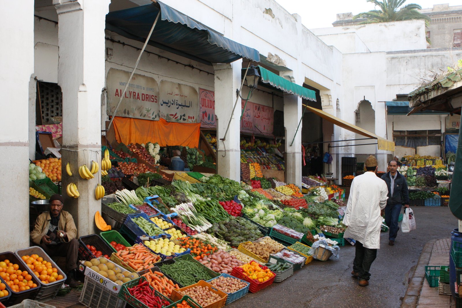Mercado de frutas y verduras en el souk de Casablanca, Marruecos