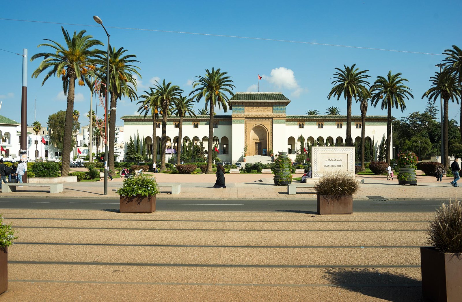 Place Mohammed V en Casablanca con palmeras y arquitectura colonial francesa
