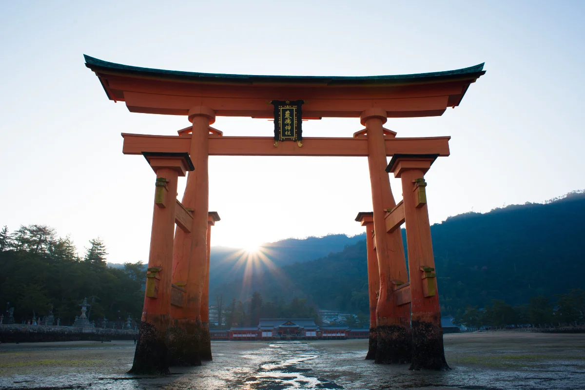El famoso torii flotante del Santuario de Itsukushima, un lugar icónico que ver en Japón en 10 y 15 días.
