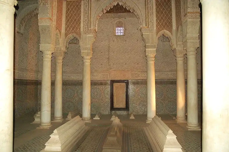 la tumba de saadies uno de los monumentos mas importantes que visitar en marrakech en 6 dias