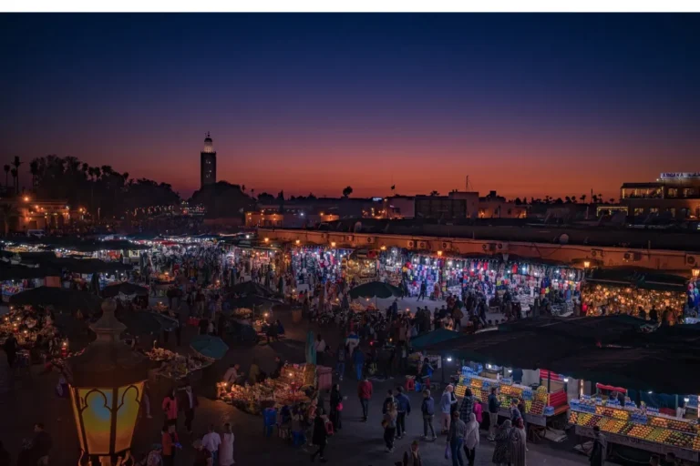 Vista panorámica de Marrakech, una de las ciudades imprescindibles al pensar en qué ver y hacer en Marruecos.
