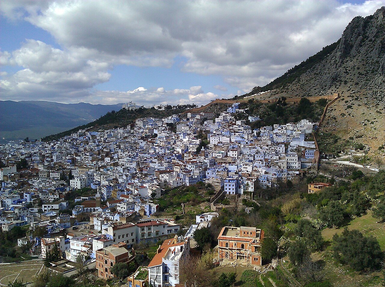 Vista panorámica aérea de Chefchaouen, la Ciudad Azul del norte de Marruecos enclavada entre las montañas del Rif, con sus característicos tejados y fachadas azules
