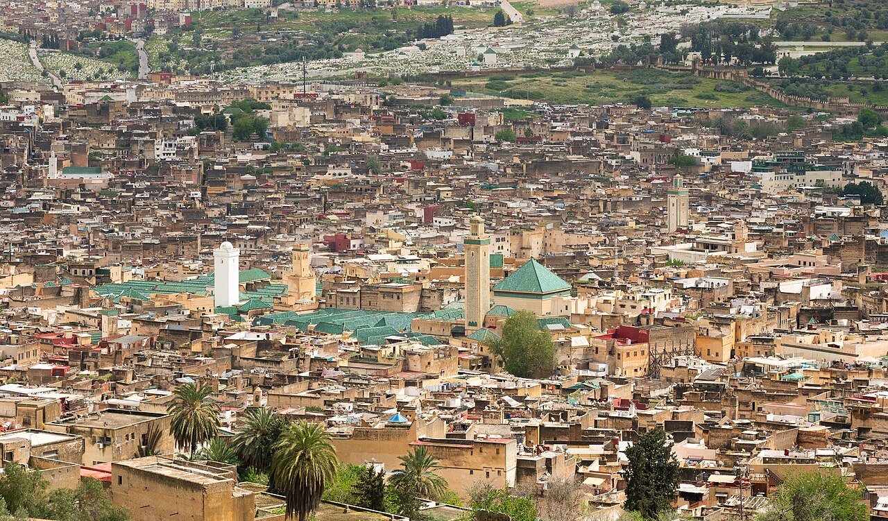 Vista aérea de la medina de Fes el-Bali con la mezquita Al-Qarawiyyin, la ciudad medieval más grande del mundo árabe y Patrimonio de la Humanidad UNESCO